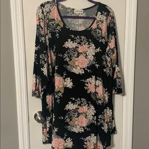 Cute floral swing style tunic top 🖤💖🤍💚